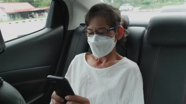 Reisconcept Van Resolution Aziatische Oudere Vrouw Spelen Mobiele Telefoon Auto — Stockvideo