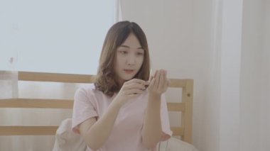 4k Çözünürlük 'ün güzellik konsepti. Asyalı kadın yatak odasında makyaj yapıyor. yazma kaşları.