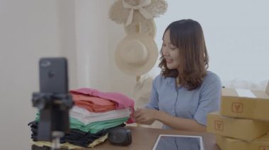 4k Kararlılığın iş konsepti. Ofiste Asyalı kadın ürünleri sunuyor..