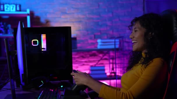 假日4K解像度的概念 亚洲女人在客厅里玩游戏 — 图库视频影像