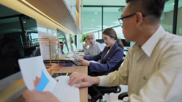 Бизнес Концепция Resolution Азиатские Люди Работающие Вместе Офисе — стоковое видео