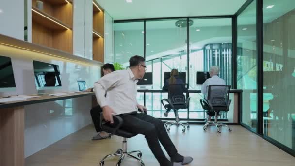 Бізнес Концепція Resolution Співробітники Весело Танцюють Офісі Привітання Успіхом — стокове відео