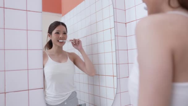 Concepto Rutina Diaria Resolución Mujer Asiática Cepillándose Los Dientes Baño — Vídeo de stock