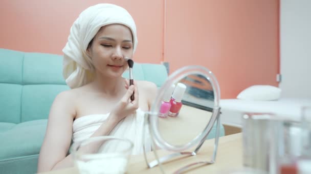 4K解像度のスパの概念 アジアの女性は寝室で顔クリームを適用します 泥マスク 緑茶抽出物 — ストック動画