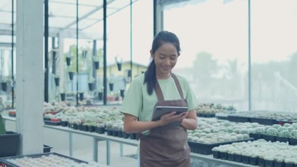 Conceito Negócio Resolução Mulher Asiática Verificando Produtos Com Tablet Loja — Vídeo de Stock