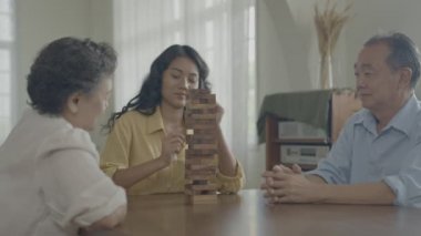 Tatil konsepti 4k Çözünürlük. Asyalı aileler evde oyun oynuyorlar. Eğlenceli ve heyecan verici eğlence aktiviteleri.