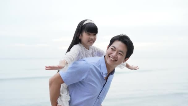 Conceito Férias Resolução Pai Brincando Com Filha Praia Menina Asiática — Vídeo de Stock