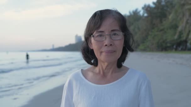 Koncepcja Podróży Rozdzielczości Azjatka Starsza Kobieta Uśmiecha Się Pewnie Plaży — Wideo stockowe
