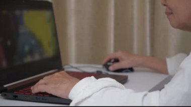 Tatil konsepti 4k Çözünürlük. Asyalı yaşlı kadınlar odada mutlu oyunlar oynuyorlar..