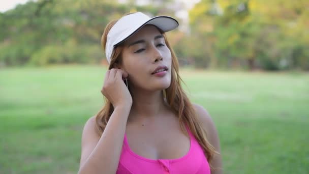 Vakantie Concept Van Resolutie Aziatische Vrouw Met Koptelefoon Tuin Luistert — Stockvideo