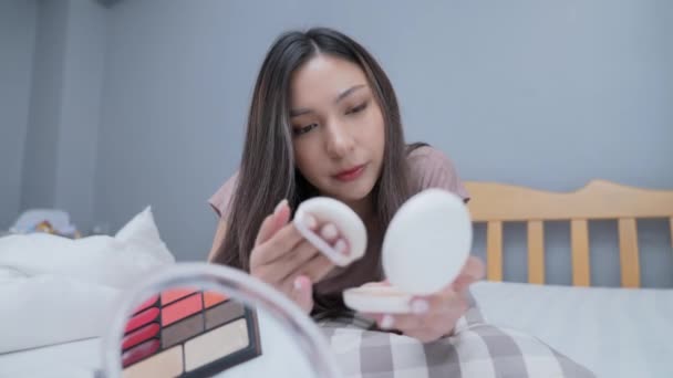 Концепція Краси Резолюція Азійські Дівчата Роблять Грим Ліжку Спальні — стокове відео