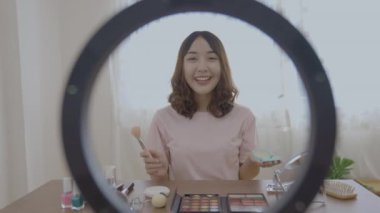Tatil konsepti 4k Çözünürlük. Asyalı kızlar evde internette makyaj öğretiyor..