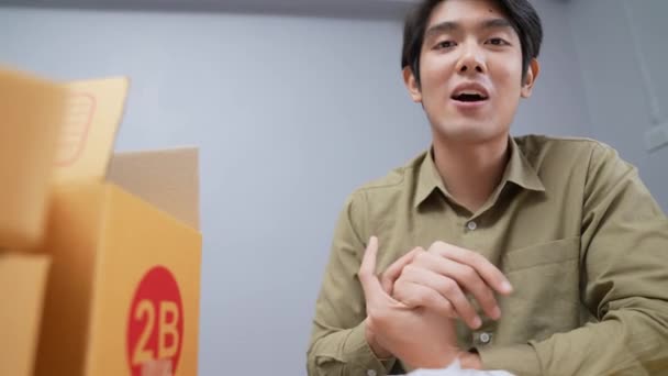Kararlılığın Konsepti Ofiste Asyalı Adam Ürünleri Sunuyor — Stok video