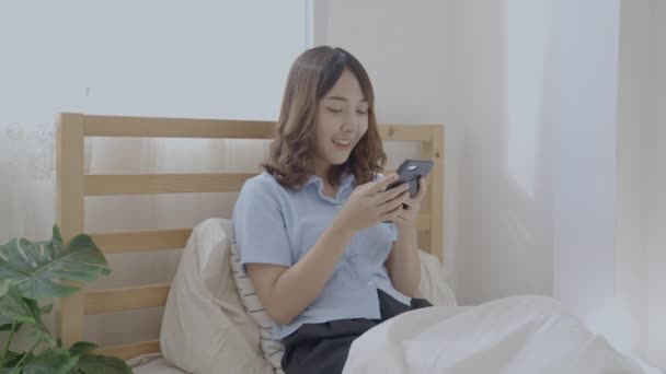 Konsep Holiday Resolusi Gadis Asia Bermain Ponsel Kamar Tidur — Stok Video