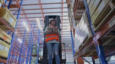 4k Kararlılığın iş konsepti. Bir çalışan depoda tabletle malları kontrol ediyor..