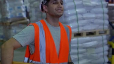 4k Kararlılığın iş konsepti. Çalışanlar malları depoya taşıyorlar..