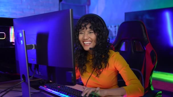 假日4K解像度的概念 亚洲女人在客厅里玩游戏 玩网络游戏的乐趣 — 图库视频影像