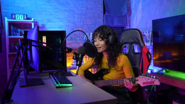 4K解像度のストリーミングコンセプト アジアの女性はギターを弾き コンピュータで録音する オンラインで生放送 — ストック動画