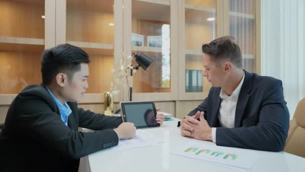 Business Concept Resolution Manager Having Meeting Partner Office Congratulations Handshake — Stock Video