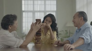 Tatil konsepti 4k Çözünürlük. Asyalı aileler evde oyun oynuyorlar. Eğlenceli ve heyecan verici eğlence aktiviteleri.
