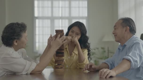 假日4K解像度的概念 亚洲家庭一起在房子里玩游戏 有趣和令人兴奋的休闲活动 — 图库视频影像