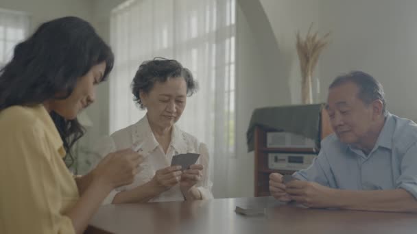 Koncept Dovolené Rozlišení Asijské Rodiny Střídají Vyřazování Karet Stole Při — Stock video