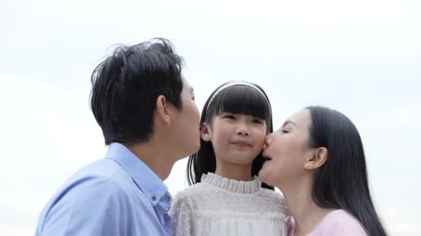 Ünnepi Koncepció Felbontás Apa Anya Csókolózik Lány Arcával Parton Fiatal — Stock videók