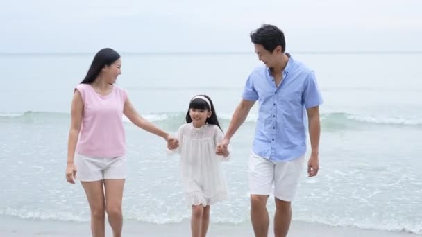 Conceito Férias Resolução Pais Segurando Mão Filha Para Passeio Longo — Vídeo de Stock