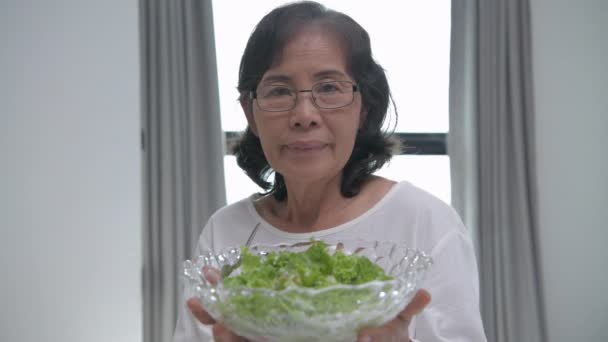 Conceito Saúde Resolução Velhas Mulheres Asiáticas Estão Introduzindo Saladas Saudáveis — Vídeo de Stock