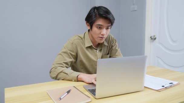 Conceito Férias Resolução Homens Asiáticos Trabalhar Casa Entrada Dados Computador — Vídeo de Stock