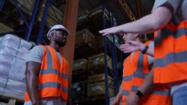 4k Kararlılığın iş konsepti. Çalışanlar depoda işbirliği yapmayı planlıyor. Birlikte çalışmak. Örgütün birliği.