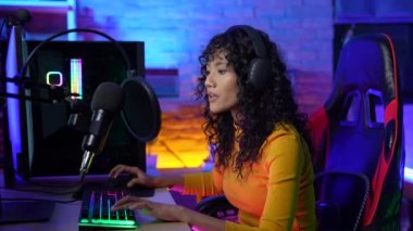 Tatil konsepti 4k Çözünürlük. Asyalı kadınlar çevrimiçi radyo programı sunuyorlar. Disk jokeyi. DJ mikrofonla konuşuyor..