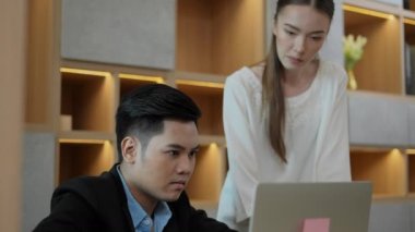 4k Kararlılığın iş konsepti. Müdür, ofisteki çalışanların çalışmalarını özetliyor..