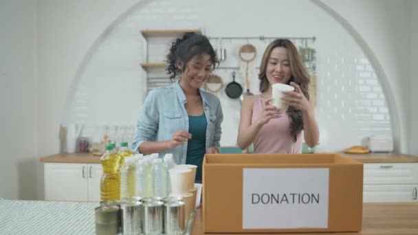 Volontär Koncept Upplösning Asiatiska Kvinnor Packar Mat Donationslåda Hemma Konsumtionsvaror — Stockvideo