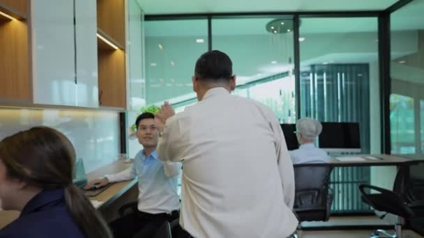 4K解像度のビジネスコンセプト アジアのビジネスマンのグループがオフィスで一緒に喜びます 部門の従業員の手を調整して力を合わせる — ストック動画