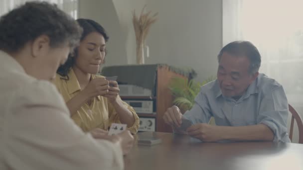 Koncepcja Wakacyjna Rozdzielczości Azjatyckie Rodziny Zmianę Odrzucają Karty Stole Podczas — Wideo stockowe