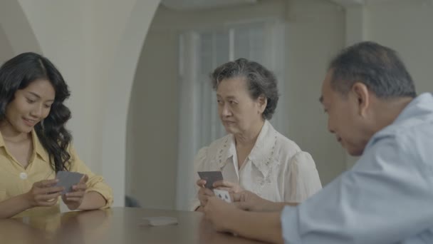Праздничная Концепция Resolution Азиатские Семьи Очереди Выбрасывают Карты Стол Играя — стоковое видео
