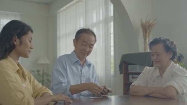 Concepto Vacaciones Resolución Las Familias Asiáticas Turnan Para Descartar Cartas — Vídeo de stock