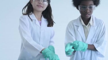 Eğitim konsepti 4k Kararlılık. Öğrenciler laboratuarda fen dersi alıyor. Biyolojik Hayvan Araştırması. Amfibiler hakkında bilgi.