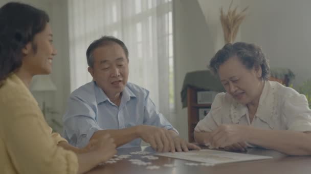 4K解像度の休日の概念 アジアの家族が一緒に家の中でゲームをプレイ 楽しさとエキサイティングなレジャー活動 — ストック動画