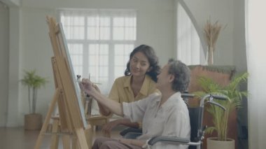 Sanatçı konsepti 4k Çözünürlük. Asyalı aileler oturma odasında bir araya geliyorlar. Sanatçı iş yaratıyor. Boş zaman aktiviteleri ve hobileri.