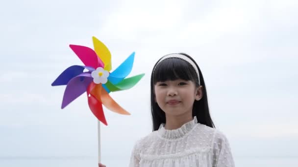 Concepto Vacaciones Resolución Chica Asiática Sonriendo Felizmente Playa Niños Jugando — Vídeo de stock