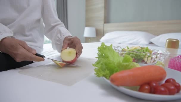 Conceito Saúde Resolução Uma Velhota Faz Uma Salada Quarto Alimentos — Vídeo de Stock