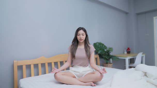 Urlaubskonzept Der Auflösung Asiatische Frauen Machen Yoga Bett Schlafzimmer — Stockvideo