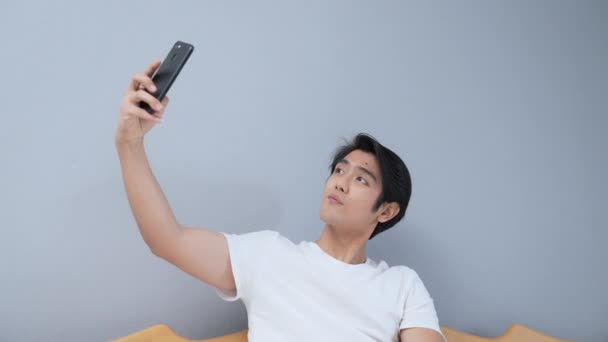 Conceito Férias Resolução Jovem Homem Asiático Tirando Fotos Com Seu — Vídeo de Stock