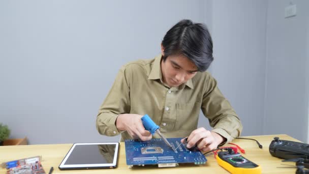 4K分辨率的技术概念 亚洲人把房子里的电路连接起来 计算机修理 — 图库视频影像