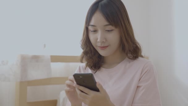 Holiday Concept Resolution Asian Girls Playing Cell Phones Bedroom — Stock Video