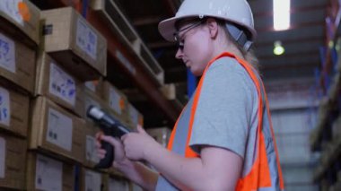 4k Kararlılığın iş konsepti. Çalışanlar sisteme ürün bilgileri topluyor. barkod tarayıcı.