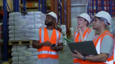 4k Kararlılığın iş konsepti. Çalışanlar depoda işbirliği yapmayı planlıyor. sanayi işi.