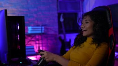 Tatil konsepti 4k Çözünürlük. Asyalı kadın oturma odasında oyun oynuyor..